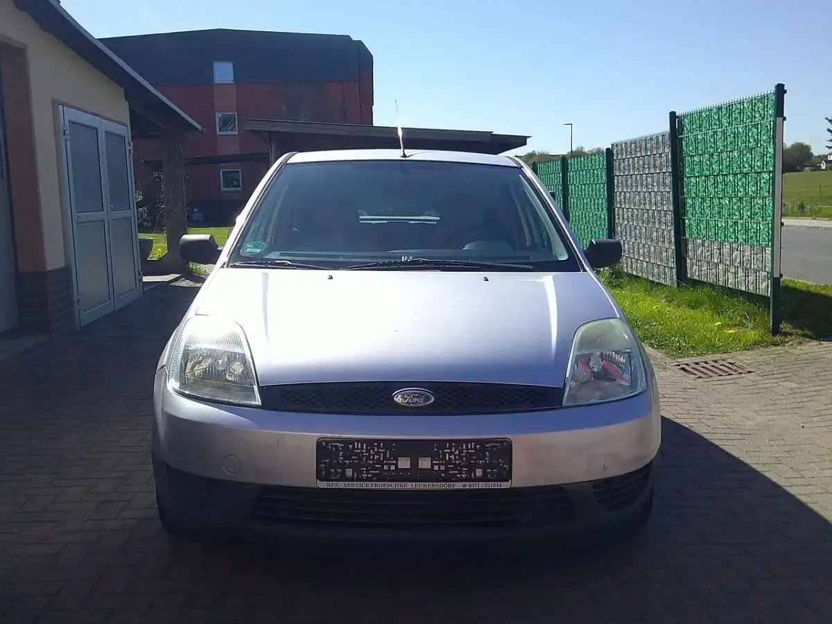 Gebraucht Ford Fiesta Ambiente 80 PS (58 kW) 2003 Polarsilber metallic Kleinwagen