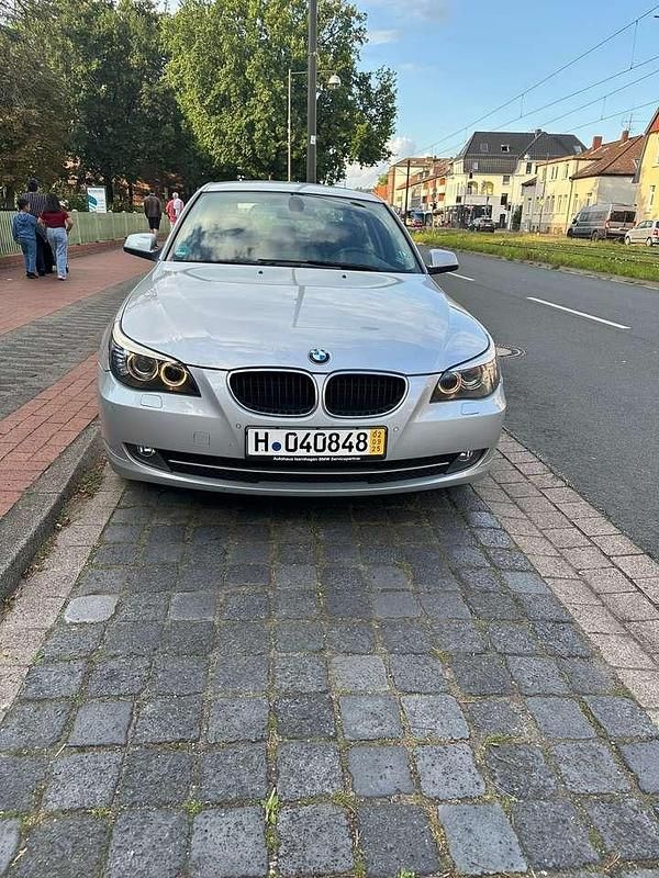 Silber Gebraucht 2009 BMW 520 Exclusive Kombi | 8.700 € (Fairer Preis) - Bild 1/4