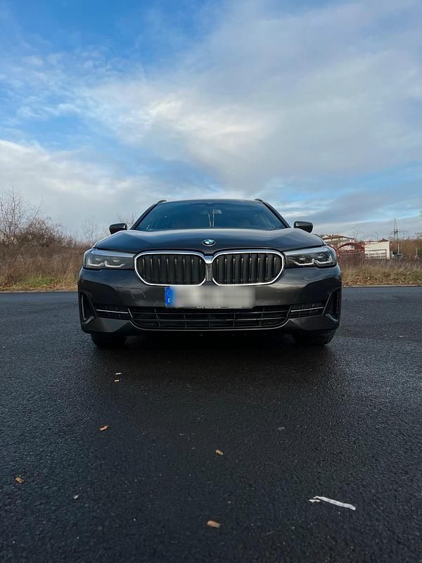 Grau Gebraucht 2021 BMW 520 M Sport Kombi | 28.850 € (Fairer Preis) - Bild 1/4