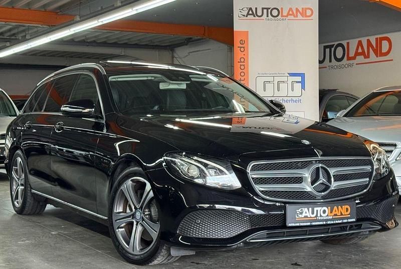 Schwarz Gebraucht 2017 Mercedes E200 Limousine | 21.999 € (Fairer Preis) - Bild 1/4
