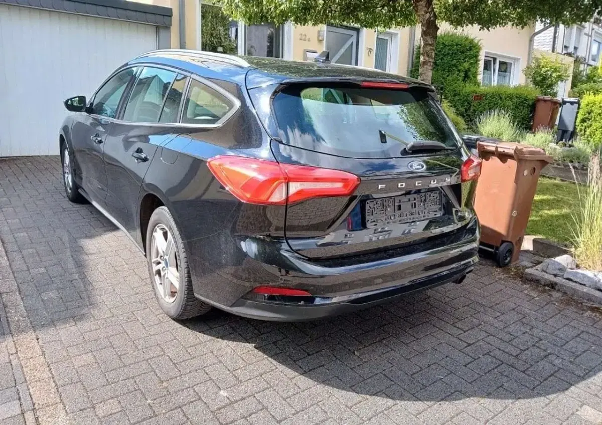 Gebraucht Ford Focus Cool & Connect 120 PS (88 kW) 2020 Agate black Kombi