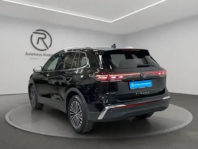Gebraucht VW Tiguan Elegance 150 PS (110 kW) 2025 Grenadillschwarz metallic (metallic) SUV