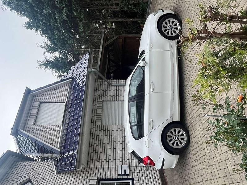 Weiß Gebraucht 2011 BMW 116 Kleinwagen | 4.500 € (Fairer Preis) - Bild 1/4