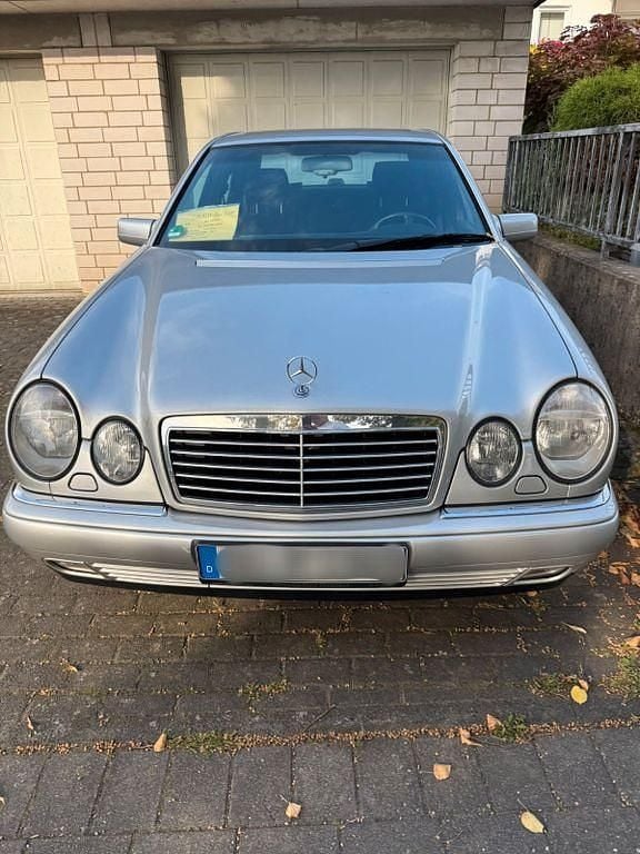 Silber Gebraucht 1997 Mercedes E230 Avantgarde Limousine | 7.999 € - Bild 1/4