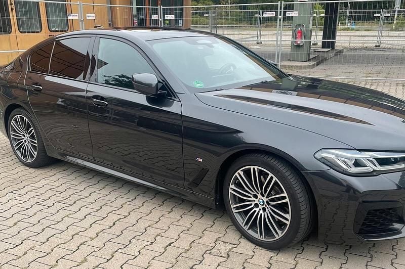 Grau Gebraucht 2021 BMW 520 Limousine | 33.500 € (Teuer) - Bild 1/4