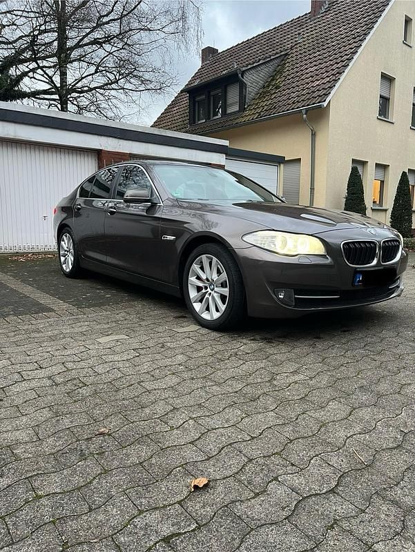 Braun Gebraucht 2010 BMW 530 Sport Line Limousine | 7.999 € (Superpreis) - Bild 1/4