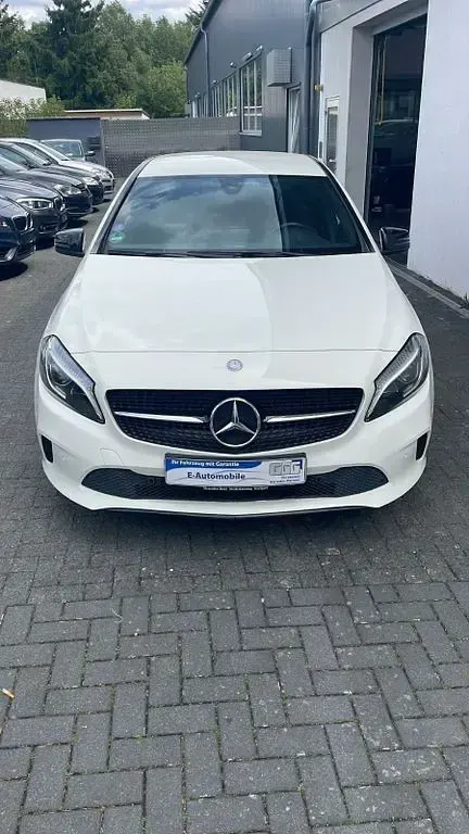 Używany Mercedes A180 122 KM (89 kW) 2017 Biały Sedan/Limuzyna