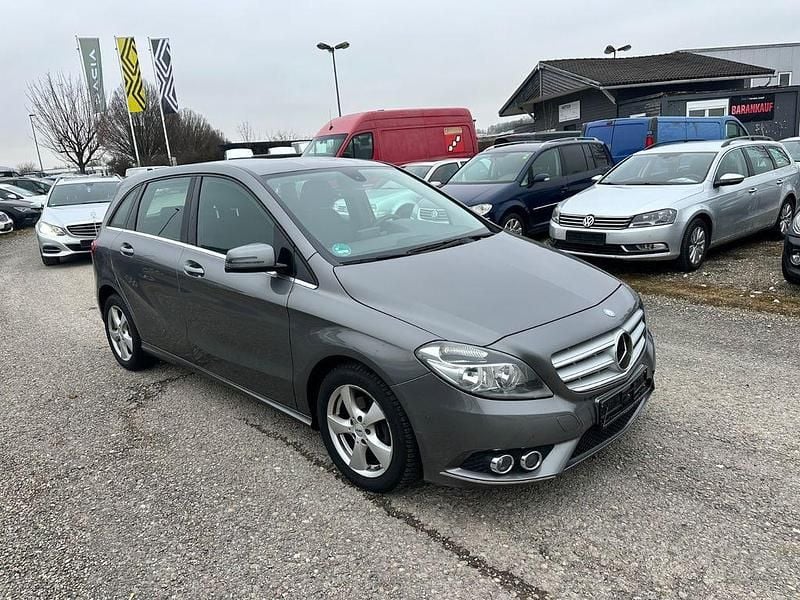 Gebraucht Mercedes B180 122 PS (89 kW) 2013 Grau Van / Kleinbus