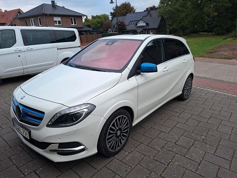 Weiß Gebraucht 2017 Mercedes B Electric Drive Van / Kleinbus | 13.999 € - Bild 1/4