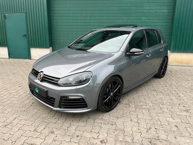 Grau Gebraucht 2010 VW Golf VI R Limousine | 14.885 € - Bild 1/4
