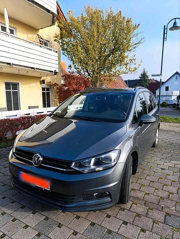 Grau Gebraucht 2017 VW Touran Trendline Van / Kleinbus | 10.700 € (Fairer Preis) - Bild 1/4