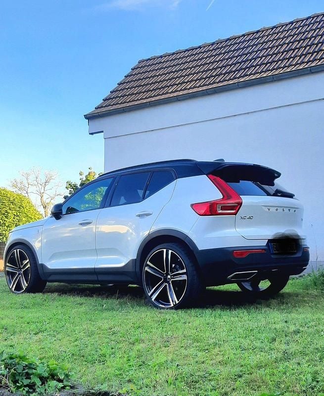 Weiß Gebraucht 2020 Volvo XC40 SUV | 29.500 € - Bild 1/4