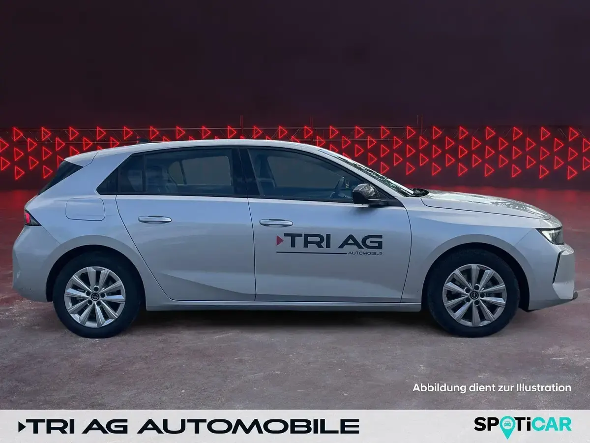 Używany Opel Astra Edition 131 KM (96 kW) 2025 Srebrny Sedan/Limuzyna