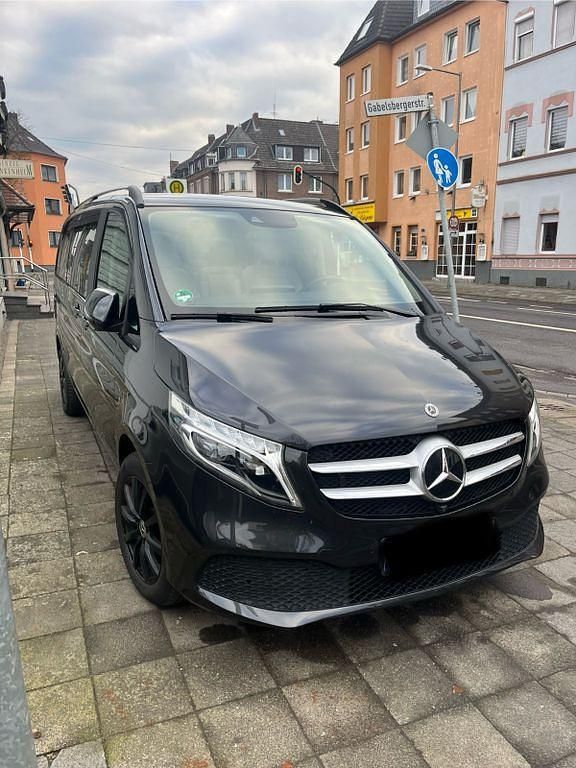 Grau Gebraucht 2022 Mercedes V250 Avantgarde Edition Van / Kleinbus | 55.500 € (Etwas zu teuer) - Bild 1/4