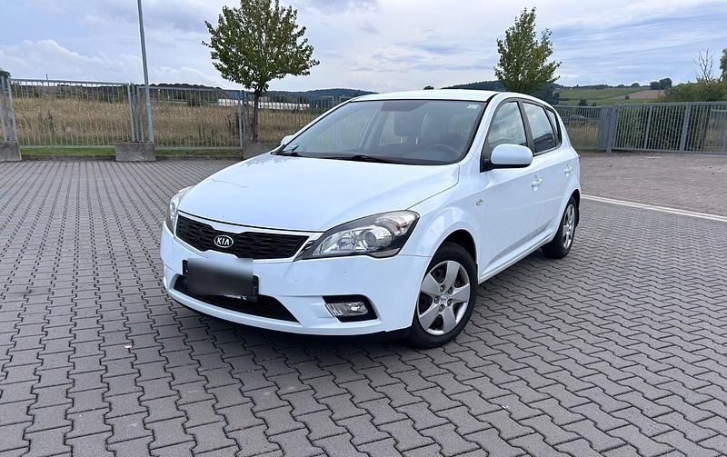 Weiß Gebraucht 2009 Kia Ceed Kombi | 3.900 € (Fairer Preis) - Bild 1/4