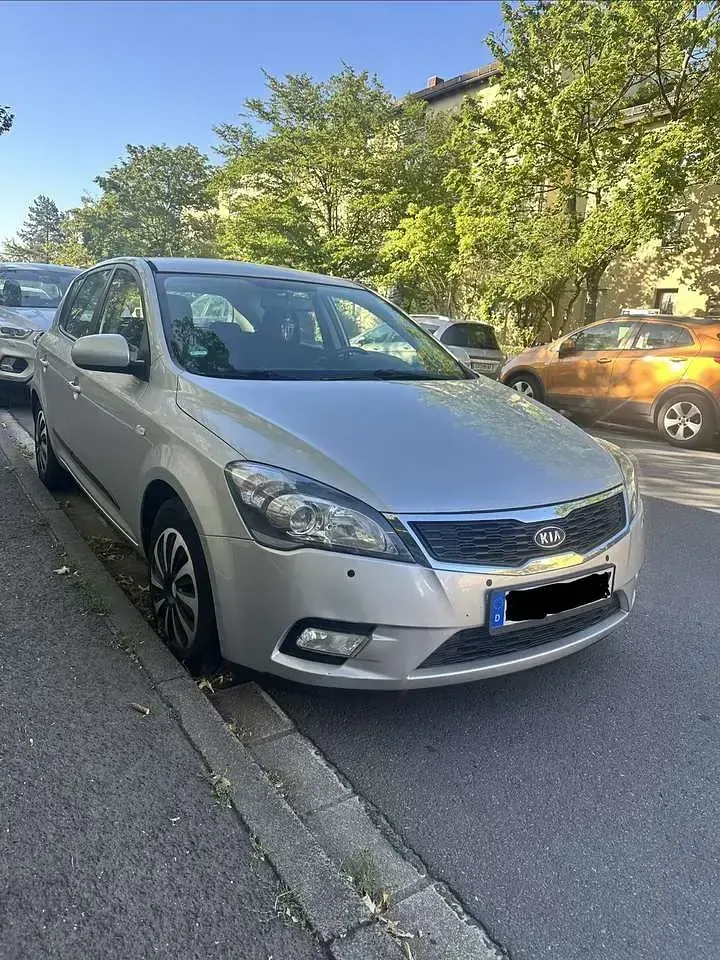Gebraucht Kia Ceed 122 PS (89 kW) 2014 Silber Kleinwagen