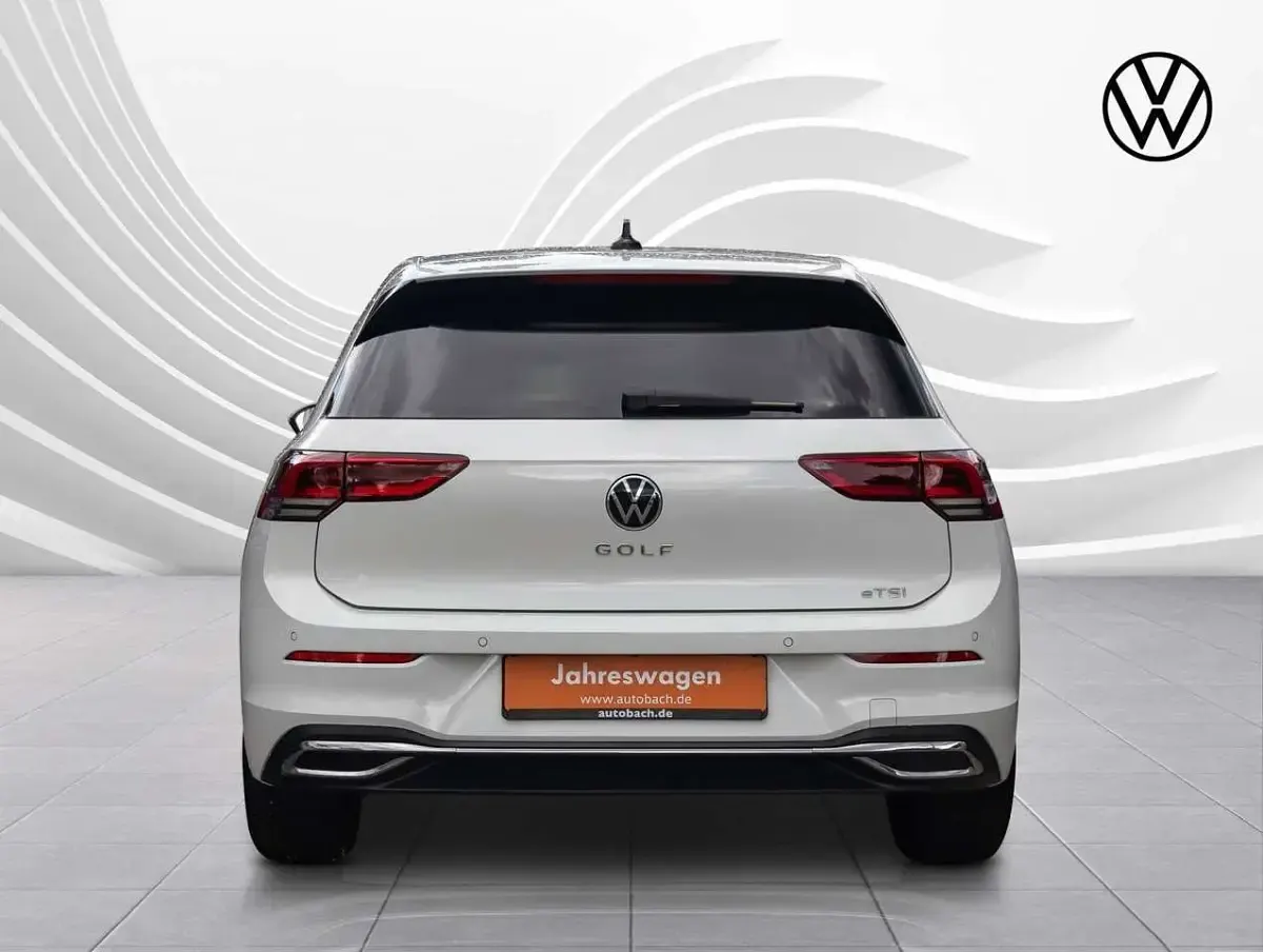 Gebraucht VW Golf VIII Active 131 PS (96 kW) 2023 Oryxweiß perlmutteffekt Limousine