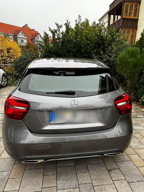 Gebraucht Mercedes A180 Urban 122 PS (89 kW) 2016 Grau Limousine