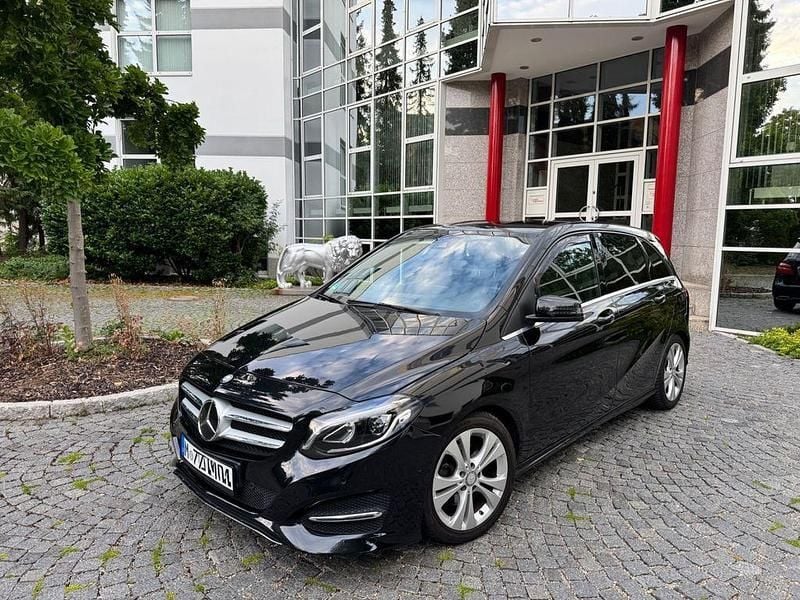 Schwarz Gebraucht 2017 Mercedes B220 Sport Van / Kleinbus | 9.900 € (Guter Preis) - Bild 1/4