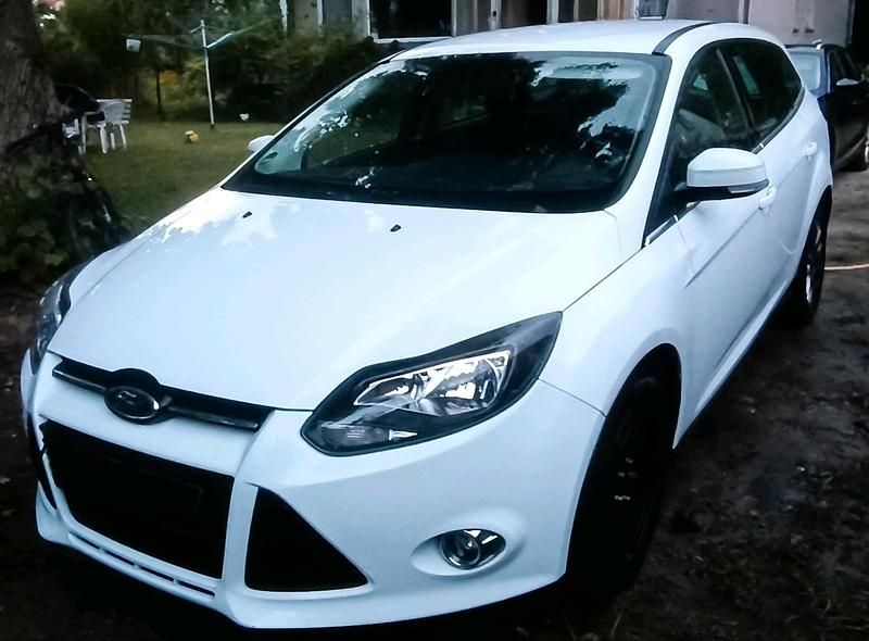 Weiß Gebraucht 2011 Ford Focus Kombi | 4.800 € (Guter Preis) - Bild 1/4
