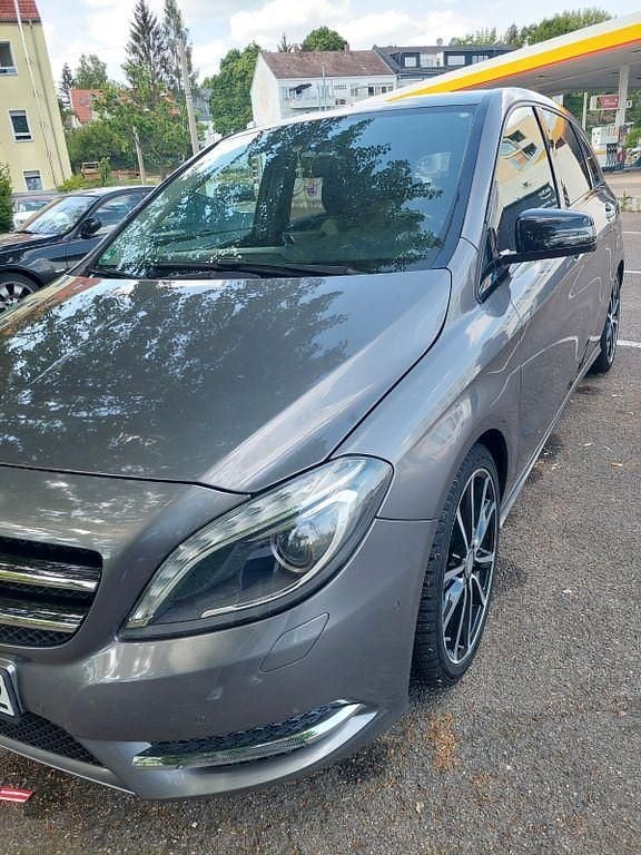 Grau Gebraucht 2013 Mercedes B180 Edition 1 Van / Kleinbus | 8.900 € (Fairer Preis) - Bild 1/4