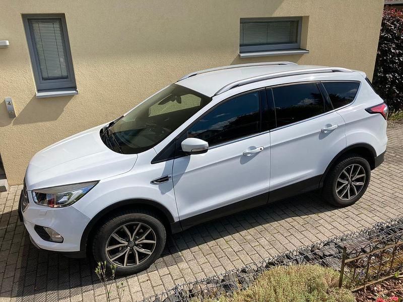 Gebraucht Ford Kuga Trend 120 PS (88 kW) 2019 Weiß SUV