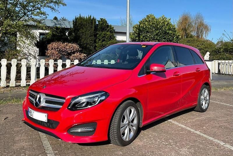 Rot Gebraucht 2018 Mercedes B180 Urban Van / Kleinbus | 17.500 € (Fairer Preis) - Bild 1/4