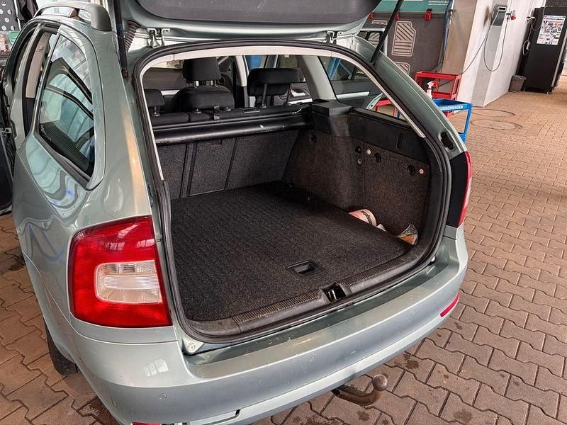 Second-hand Skoda Octavia 105 CP (77 kW) 2010 Gri Berlinǎ