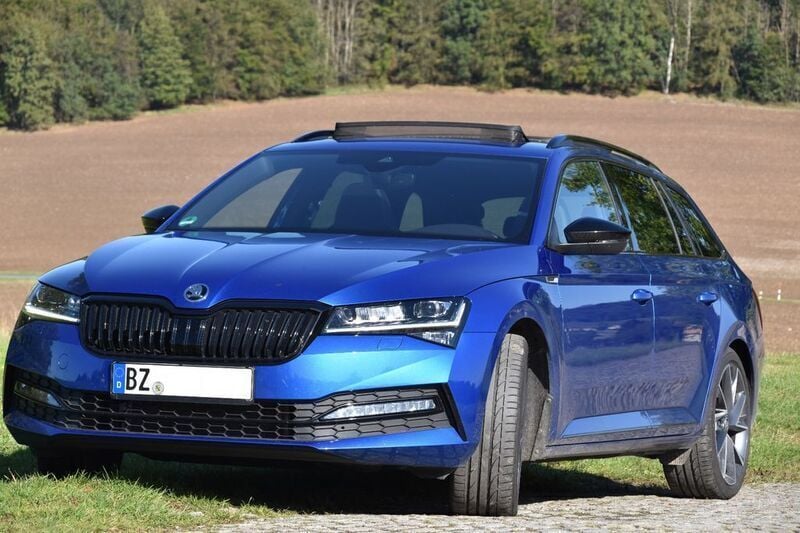 Blau Gebraucht 2023 Skoda Superb SportLine Kombi | 36.500 € (Superpreis) - Bild 1/4