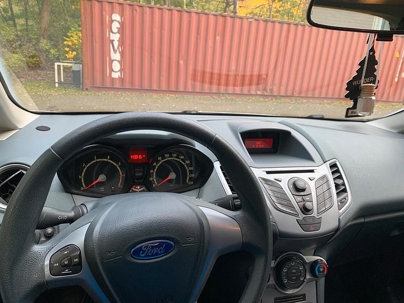 Grau Gebraucht 2009 Ford Fiesta Kleinwagen | 2.900 € - Bild 1/4