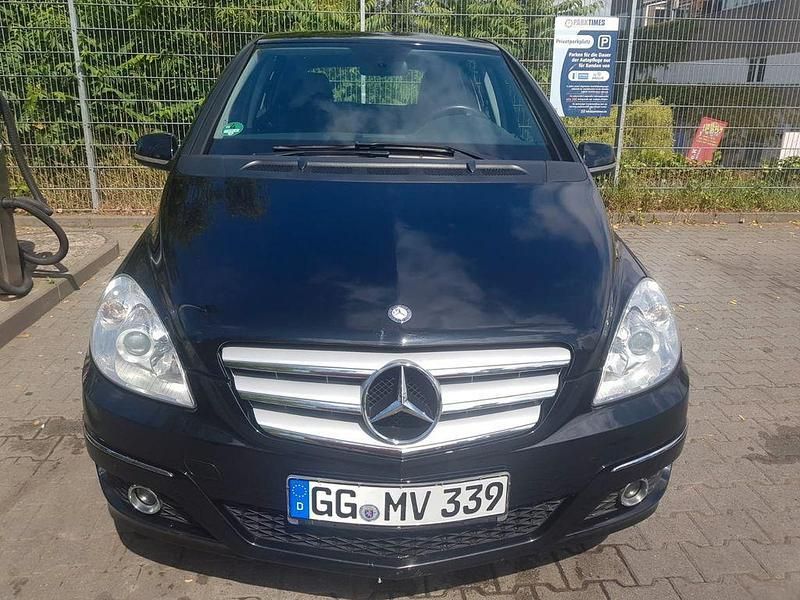 Schwarz Gebraucht 2011 Mercedes B180 Van / Kleinbus | 5.499 € (Fairer Preis) - Bild 1/4