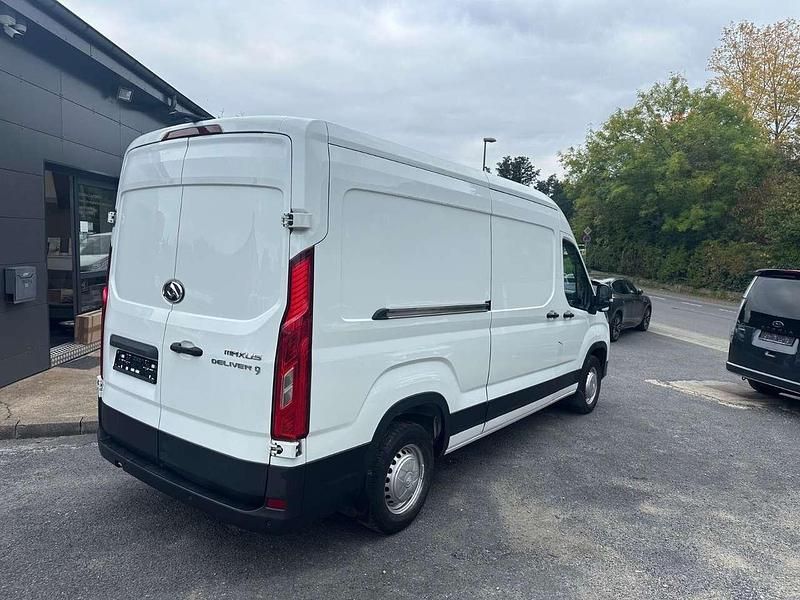 Second-hand Maxus V90 148 CP (108 kW) 2023 Alb Van