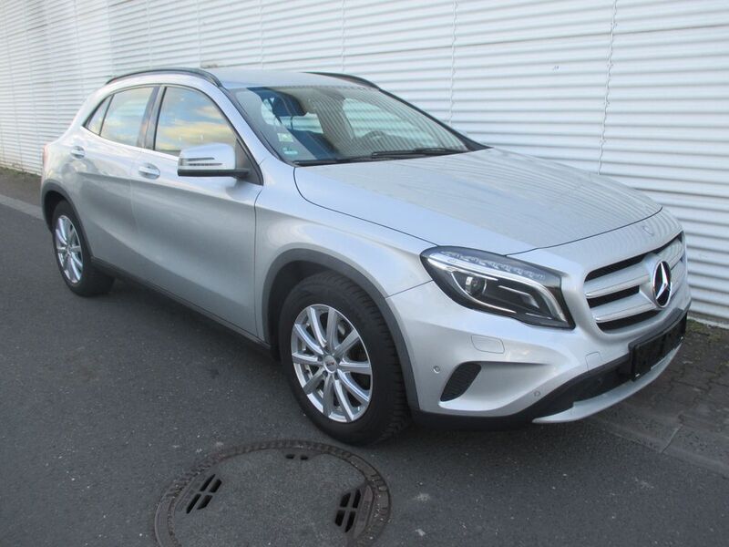 Polarsilber metalliclack Gebraucht 2014 Mercedes GLA220 SUV | 12.888 € (Etwas zu teuer) - Bild 1/4