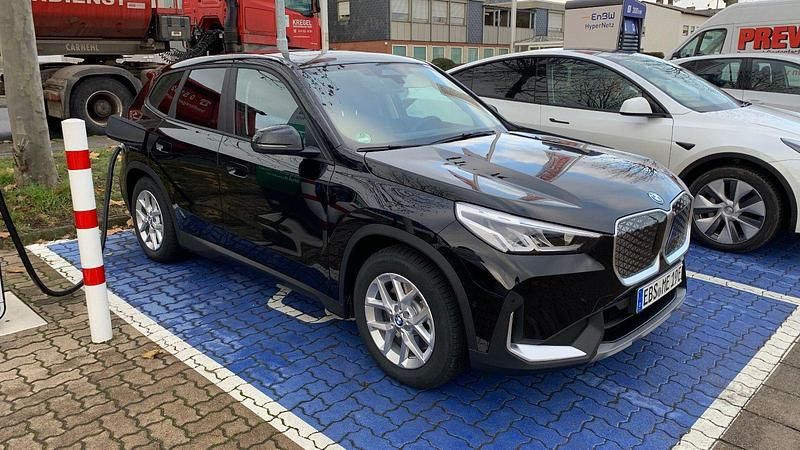 Schwarz Gebraucht 2023 BMW iX1 M Sport SUV | 39.800 € (Fairer Preis) - Bild 1/3