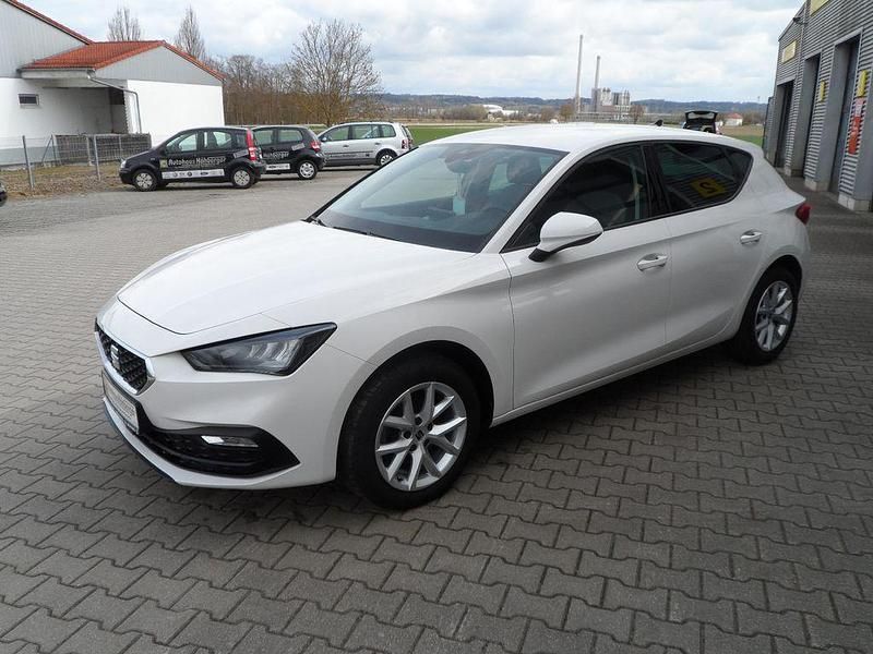 Gebraucht Seat Leon Style 131 PS (96 kW) 2022 Weiß Limousine