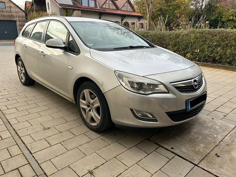 Silber Gebraucht 2011 Opel Astra Design Edition Kombi | 3.400 € (Teuer) - Bild 1/4