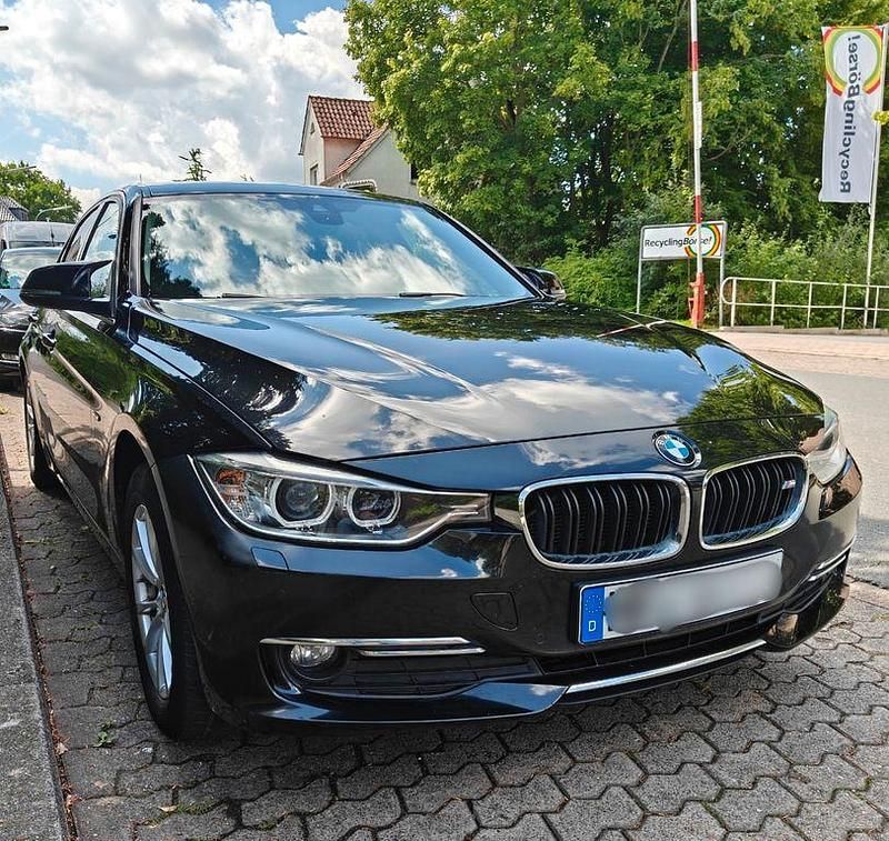 Schwarz Gebraucht 2012 BMW 320 Luxury Line Limousine | 8.800 € (Fairer Preis) - Bild 1/4