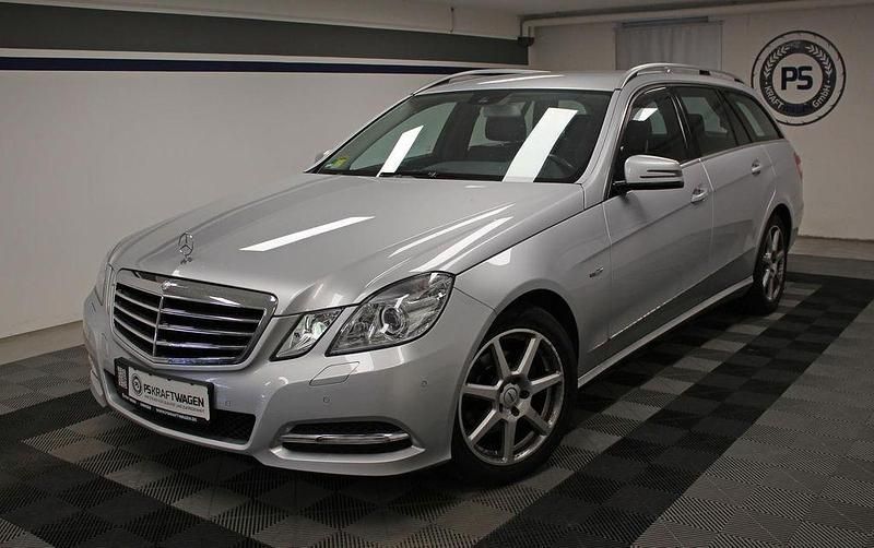 Silber Gebraucht 2011 Mercedes E200 Avantgarde Kombi | 12.790 € (Fairer Preis) - Bild 1/3