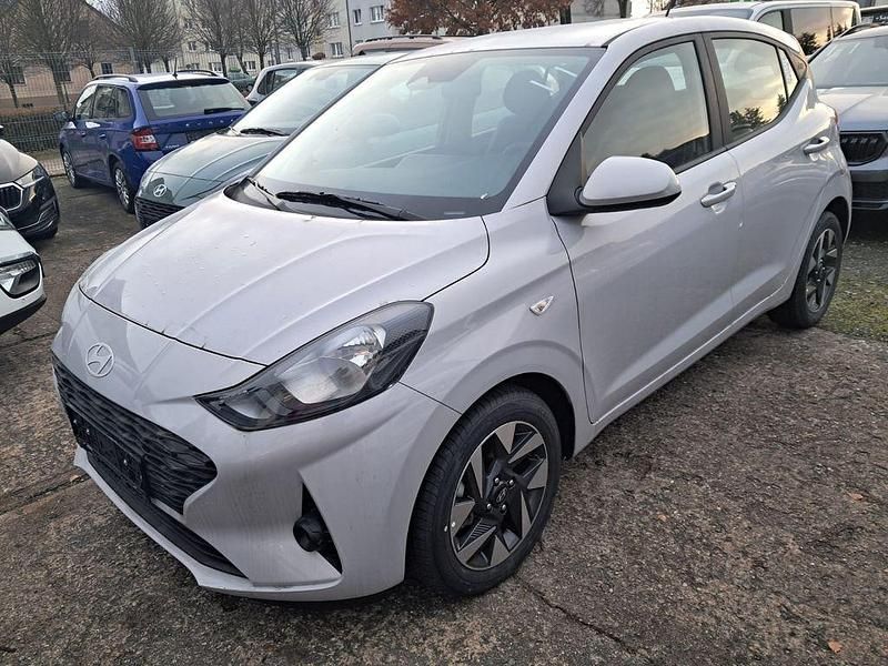 Neu Hyundai i10 79 PS (58 kW) 2025 Grau Kleinwagen