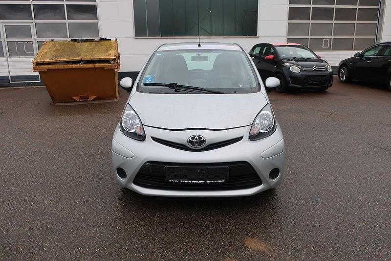 Silber Gebraucht 2013 Toyota Aygo Kleinwagen | 3.400 € (Fairer Preis) - Bild 1/4