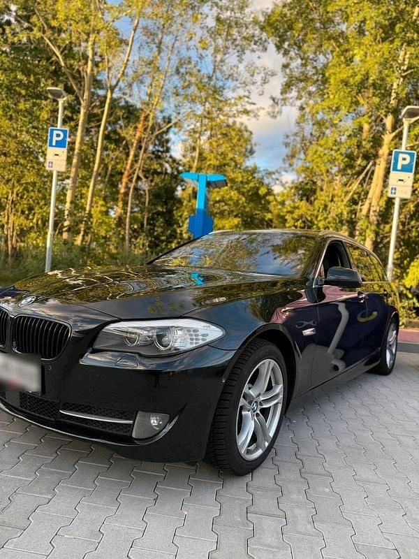 Schwarz Gebraucht 2011 BMW 530 Kombi | 9.500 € - Bild 1/4