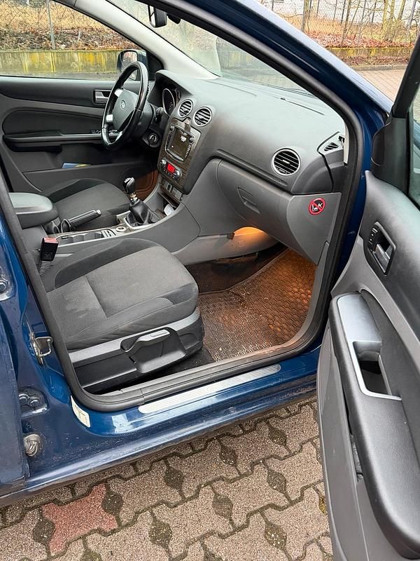Gebraucht Ford Focus 140 PS (102 kW) 2010 Blau Kombi