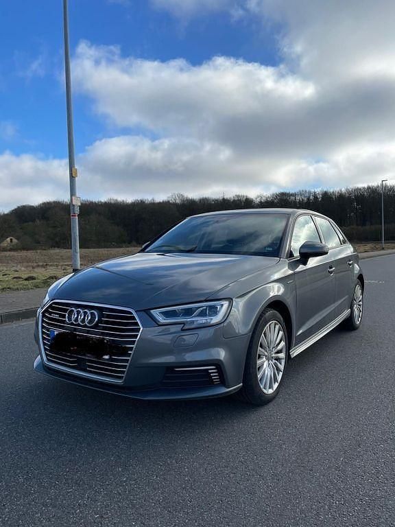 Grau Gebraucht 2018 Audi A3 Sportback e-tron Sport Limousine | 14.999 € (Guter Preis) - Bild 1/4