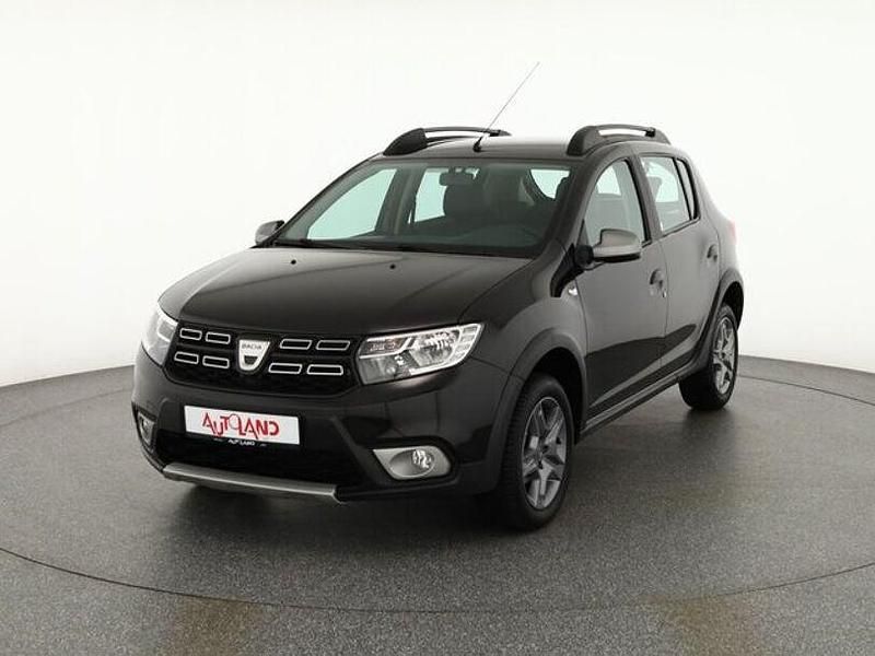 Schwarz Gebraucht 2018 Dacia Sandero Celebration Kleinwagen | 12.990 € (Teuer) - Bild 1/4