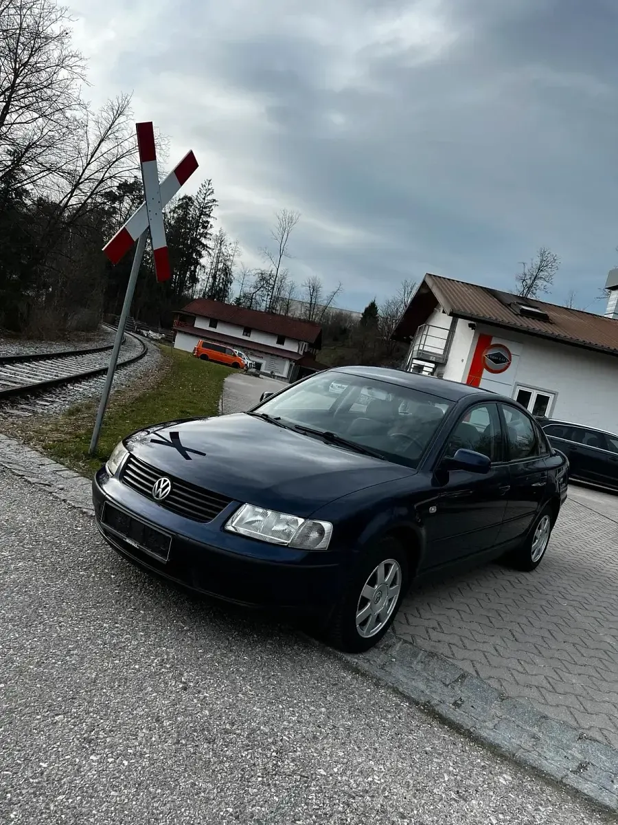 Gebraucht VW Passat 101 PS (74 kW) 2000 Blau Limousine
