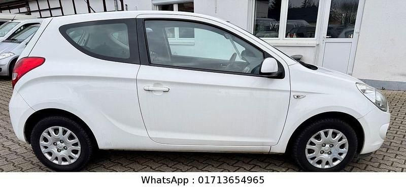 Gebraucht Hyundai i20 77 PS (56 kW) 2011 Weiß Kleinwagen