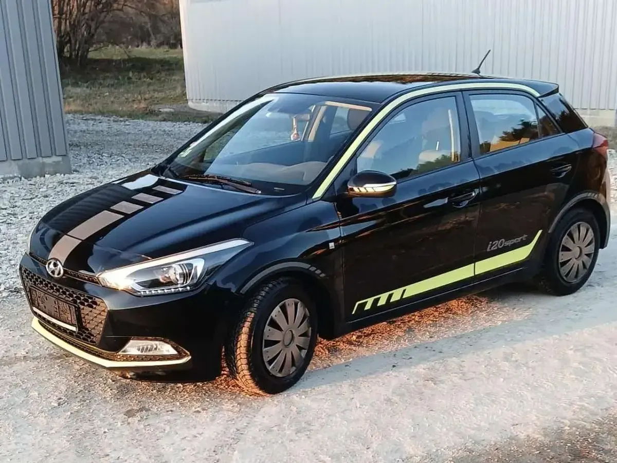 Gebraucht Hyundai i20 Intro Edition 101 PS (74 kW) 2015 Schwarz Limousine