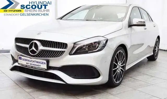 Silber (polarsilber) Gebraucht 2018 Mercedes A200 AMG line Limousine | 17.970 € (Fairer Preis) - Bild 1/4