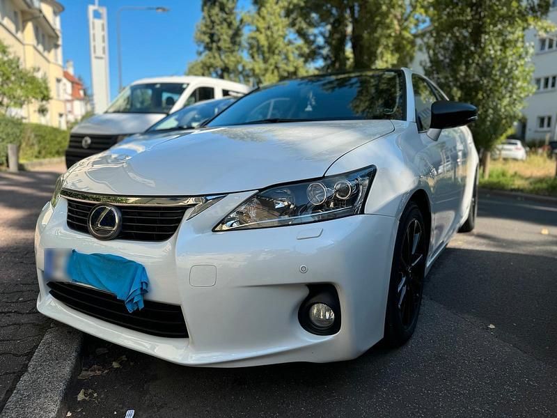 Gebraucht Lexus CT200h 131 PS (96 kW) 2011 Weiß Kleinwagen