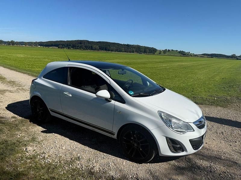 Weiß Gebraucht 2011 Opel Corsa Color Edition Kleinwagen | 3.100 € (Fairer Preis) - Bild 1/4